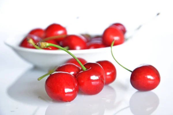 Cerises, gros plan sur fond blanc — Photo