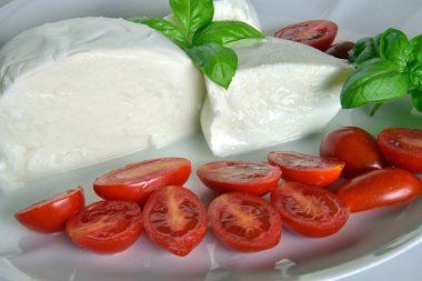  Buffalo mozzarella Caprese salatası