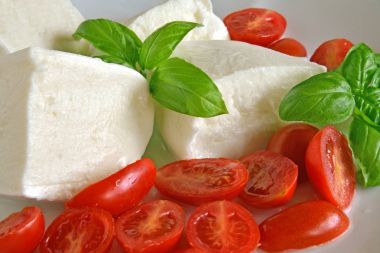  Buffalo mozzarella Caprese salatası