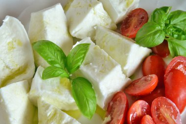  Buffalo mozzarella Caprese salatası