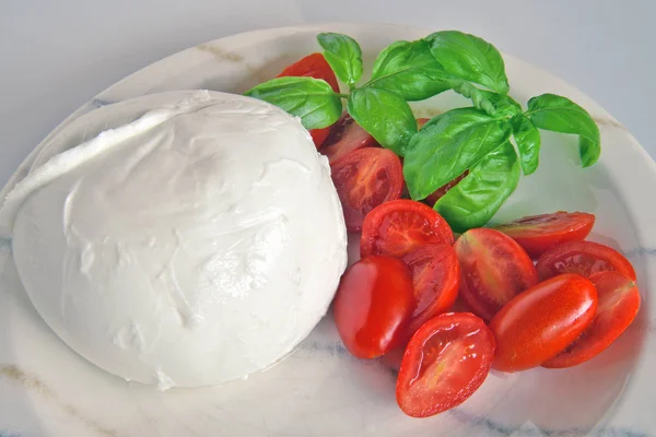  Buffalo mozzarella Caprese salatası