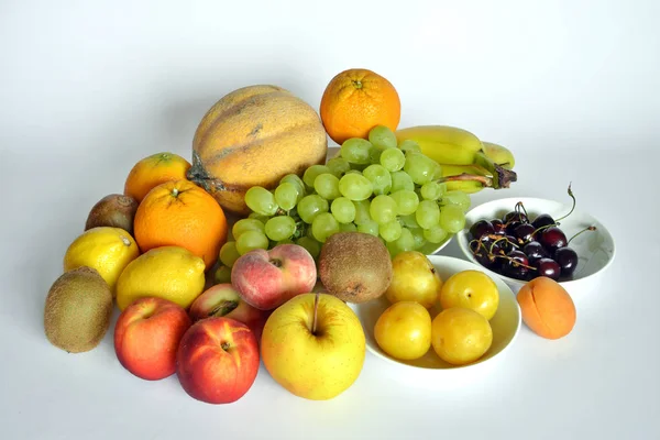 Frutas frescas de vários tipos — Fotografia de Stock