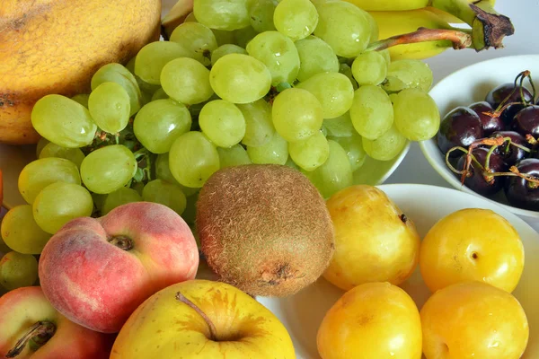 Frutas frescas de diversos tipos — Foto de Stock