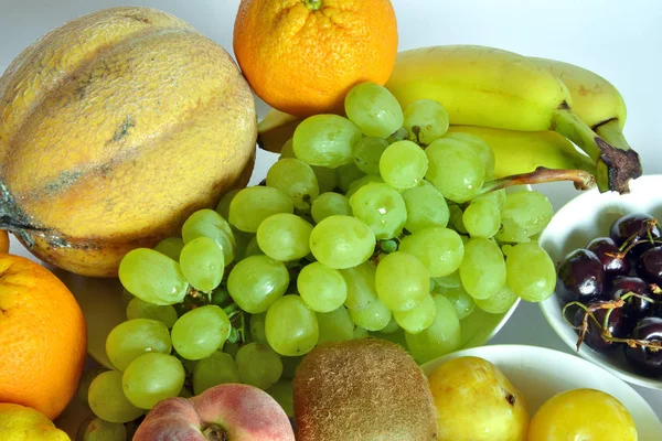 Frutas frescas de diversos tipos — Foto de Stock