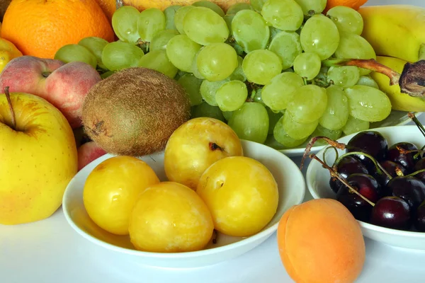 Frutas frescas de diversos tipos — Foto de Stock