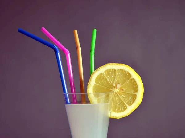 Bir limonata içmek — Stok fotoğraf