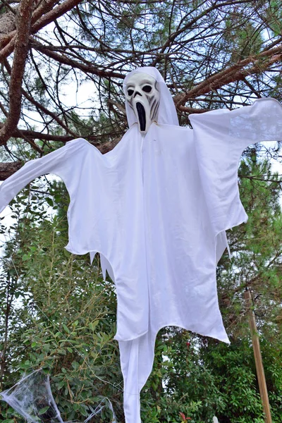 Fantasmas e zumbis se preparam para a noite de Halloween — Fotografia de Stock