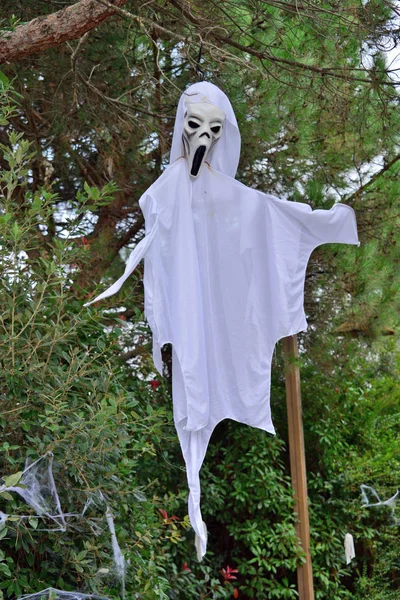 Fantasmas e zumbis se preparam para a noite de Halloween — Fotografia de Stock