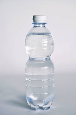 kompozisyon şişe maden suyu ile. portre