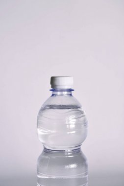 kompozisyon şişe maden suyu ile. portre