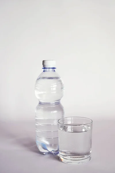 kompozisyon şişe maden suyu ile. portre