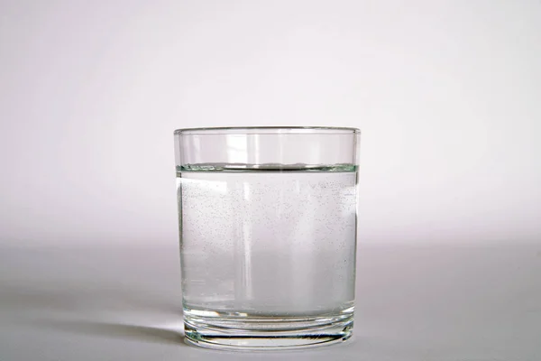 kompozisyon şişe maden suyu ile. portre