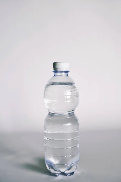 Composição com garrafas de água mineral. close-up Imagens De Bancos De Imagens