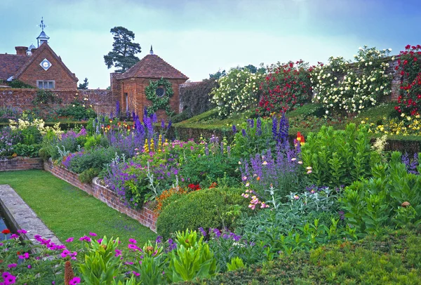 Wspaniałe kolorowe tarasowe granice z mieszanym sadzeniem w murowanym ogrodzie — Zdjęcie stockowe