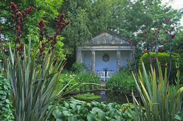 Jardim de água e plantas de água com um pavilhão clássico e assentos — Fotografia de Stock