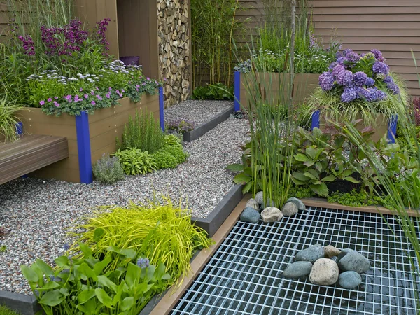 A modern environmental garden designed to cope with extremes of weather conditions and flooding — Stock Photo, Image