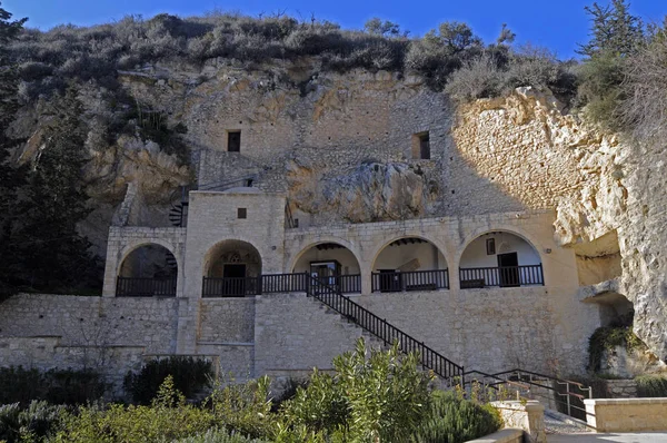 Edifício e cavernas no Mosteiro de Ágios Neofytos em Pafos Chipre — Fotografia de Stock