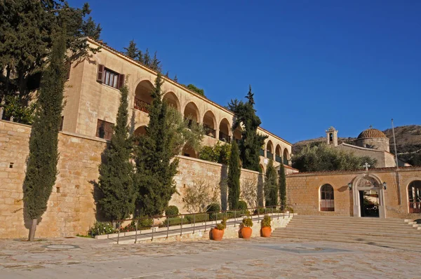 Edificios y terraza en el Monasterio de Agios Neofytos en Pafos —  Fotos de Stock