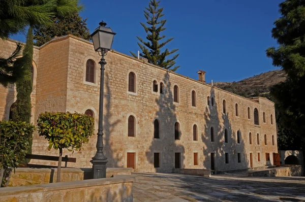 Edificios y terraza en el Monasterio de Agios Neofytos en Pafos —  Fotos de Stock