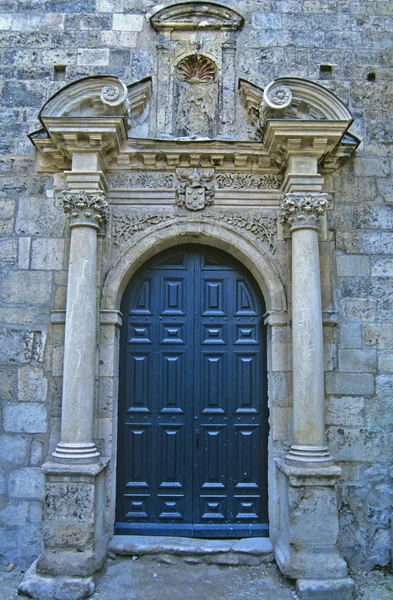 Una antigua puerta de madera decorada con piedra clásica decorativa circundante en Provenza Sur de Francia — Foto de Stock