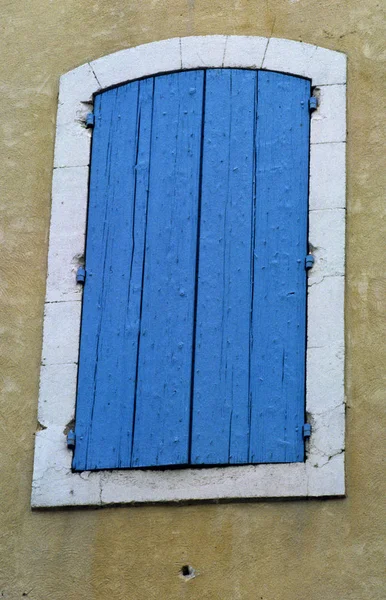 Una colorida ventana cerrada de madera en un edificio en Provenza Francia — Foto de Stock