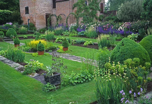 Zatopiony ogród z atrakcyjnym sadzeniem, tematyka w ogrodzie wiejskim — Zdjęcie stockowe