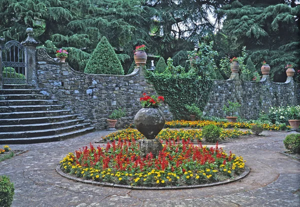 Jardim Clássico Italiano Toscana Com Colorido Plantado Terraço Recipientes — Fotografia de Stock