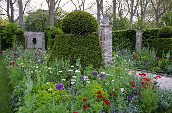Barevné Smíšené Květinové Pomezí Formální Zahradě Topiárními Dekorativními Kameníky — Stock fotografie