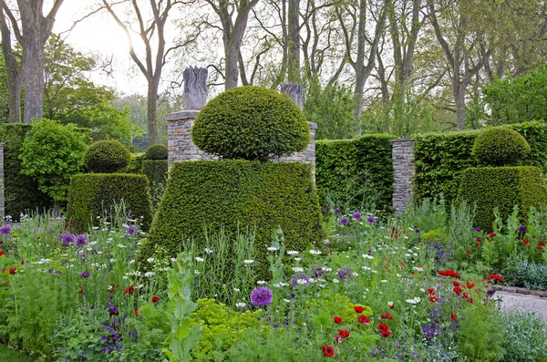 Ein Farbenfroher Gemischter Blumenkranz Einem Formellen Garten Mit Topiarischem Und — Stockfoto