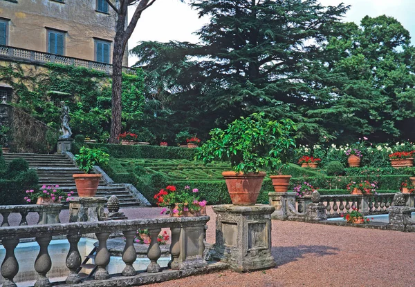 A classical Italian garden in Tuscany with colourful planted Terrace and containers — Stock Image Classical Italian Garden Tuscany Colourful Planted Terrace Containers Stock Picture