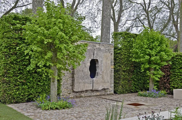 装飾的な石の特徴を持つモダンな庭園 — ストック写真