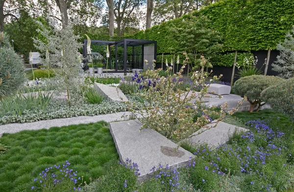 一个凉爽的现代花园 有一些斯堪的纳维亚风格和柔软的种植 — 图库照片
