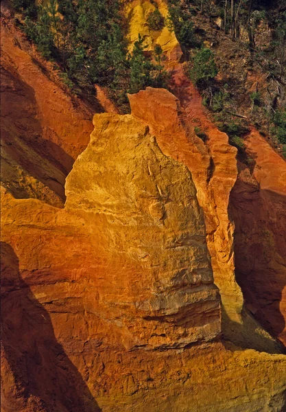 Widok Starych Kamieniołomów Ochre Górskiej Wiosce Roussillon Luberon Provence Francja — Zdjęcie stockowe