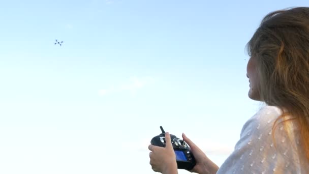 Длинношерстная женщина весело провести время с вертолетом на фоне неба — стоковое видео