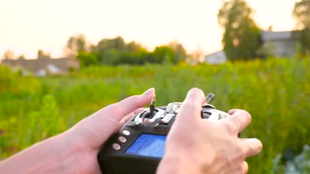 Kvinnlig handkontroll vid copter styrspak — Stockvideo