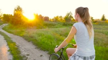 Güzel genç bayan bir bisiklet sürmek