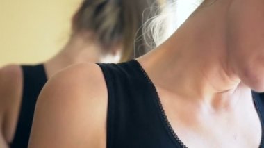 Kız gevşeme egzersiz yapar