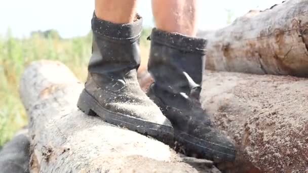 Närbild av fötterna av en man sågning av trä — Stockvideo