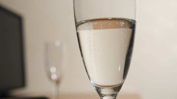 Bubblor av champagne på glas — Stockvideo