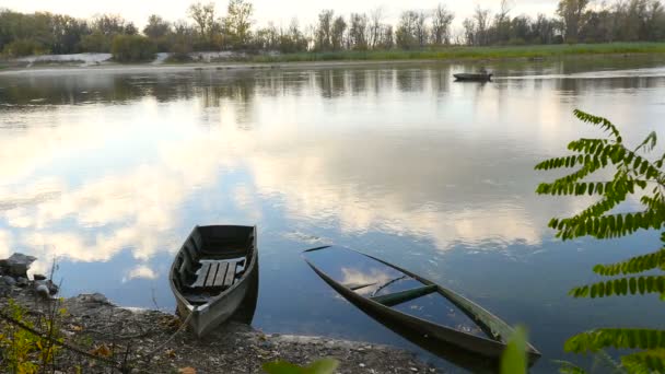 Motorized old boat on the river — Stock Video