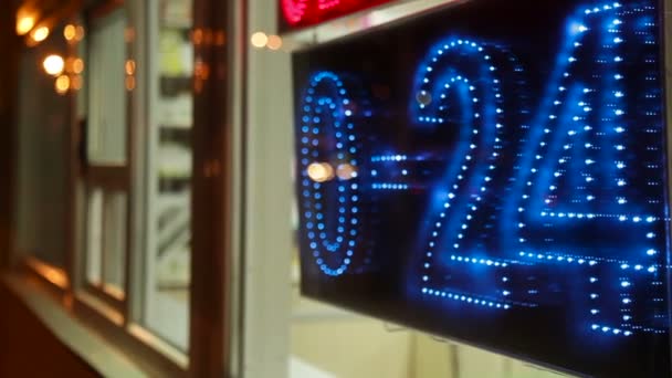 Neon niebieski znak w oknie "otwarte przez całą dobę" — Wideo stockowe