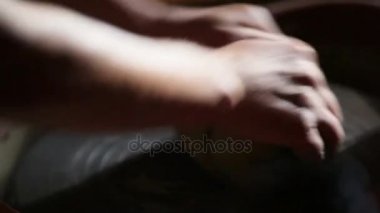 Yetişkin erkek potter usta kil tablo hazırlama.