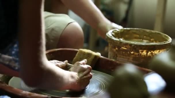 Frauenhände versuchen Topf auf Töpferscheibe zu machen — Stockvideo