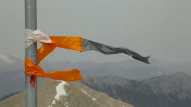 Dağlarda bir direk üzerinde sallanan bir çok renkli şerit