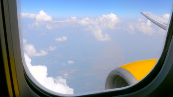 Podróżujących drogą lotniczą. Widok przez okno samolotu. — Wideo stockowe