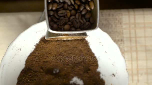 Geurige koffie is geplet in een zeldzaamheid koffie molen — Stockvideo