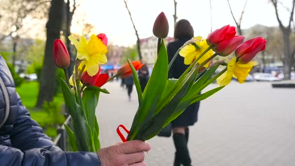 Une femme vend des tulipes dans la rue — Video