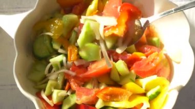 Salata sebze bir plaka ile yemek. Yakın çekim