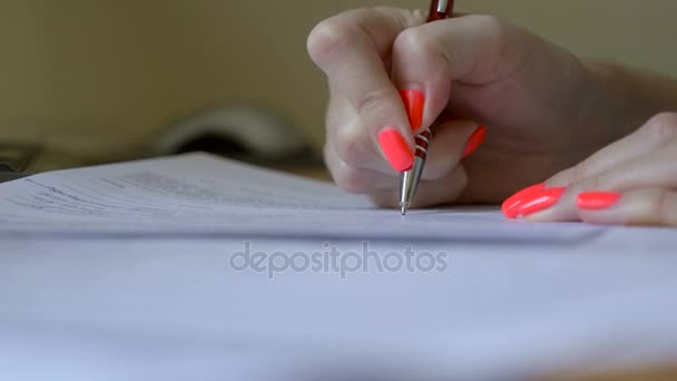 Une femme d'affaires signe des documents. Gros plan — Video