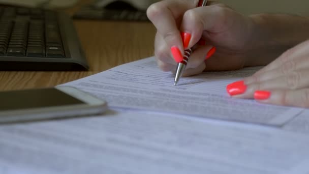 Una mano femminile firma documenti. Primo piano — Video Stock